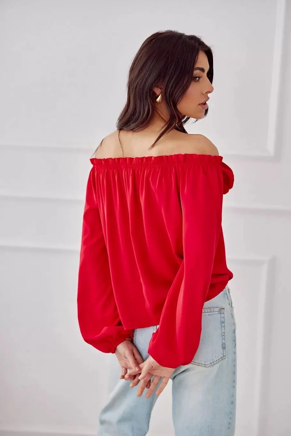 Chemisier élégant pour femme en satin couleur rouge vif détails fleurs encolure Bardot manches longues ajustables coupe décontractée