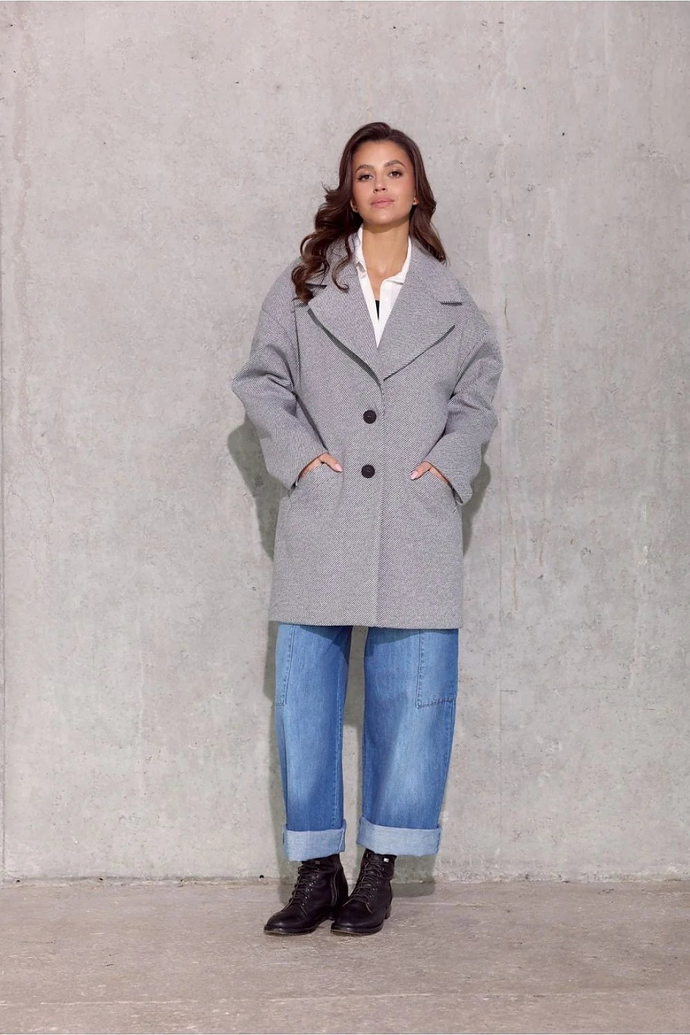 Veste Roco Fashion pour femmes, style moderne chic, coupe ample oversize, épaules abaissées, tissu laine, boutons métalliques, poches latérales, doublure matelassée, coloris gris intemporel, occasion quotidienne