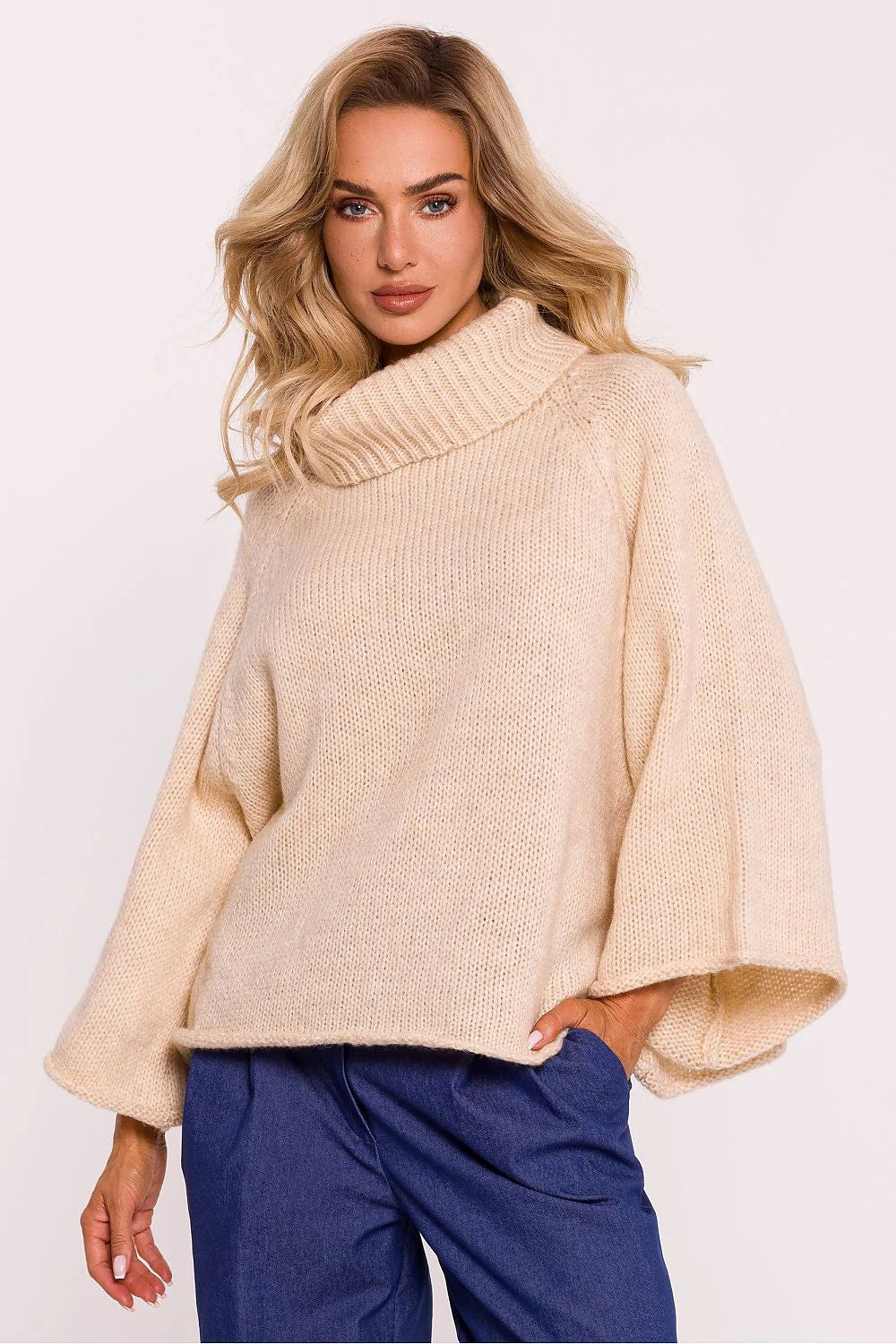 Pullover Oversize Femme Col Roulé Design Moderne Matériau Doux Couleur Beige Taille Large Made in Poland