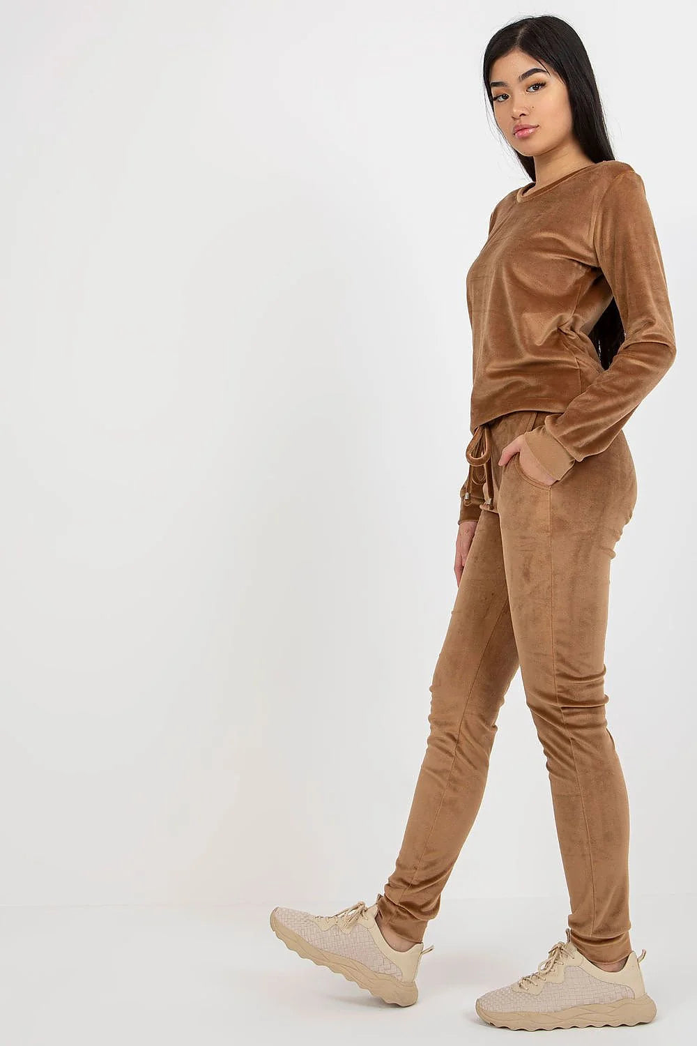 ensemble femme moderne velours oversize blouse pantalon manches longues coupe ample jogger fuselé taille élastique bas resserré beige