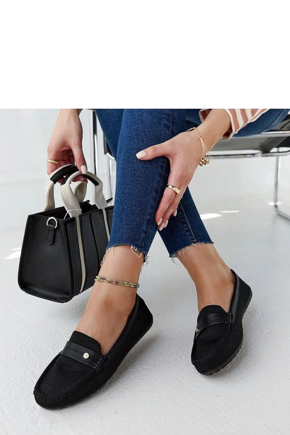 Moccasins pour femmes style décontracté moderne en tissu Fombio noir cuir bandes surpiqûres logo métallique semelle caoutchouc plate basse