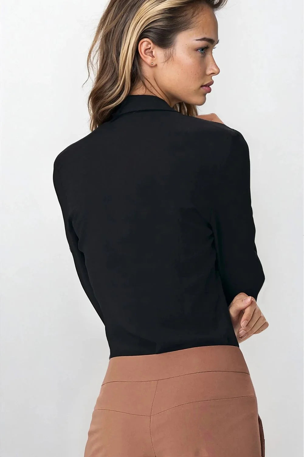 chemise body classique noire manches longues boutons discrets col pointu coupe ajustée tissu viscose fluide mat confortable taille haute bureau