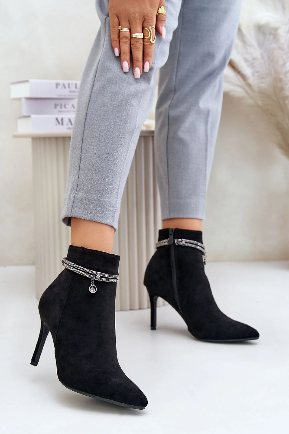 Bottes à talons stiletto élégantes en suédine écologique pour femmes, design moderne, charme intemporel, confort optimal, soirées, style raffiné, looks habillés, talon renforcé, fermeture éclair latérale, détails métalliques, cuir suedé, mode féminine