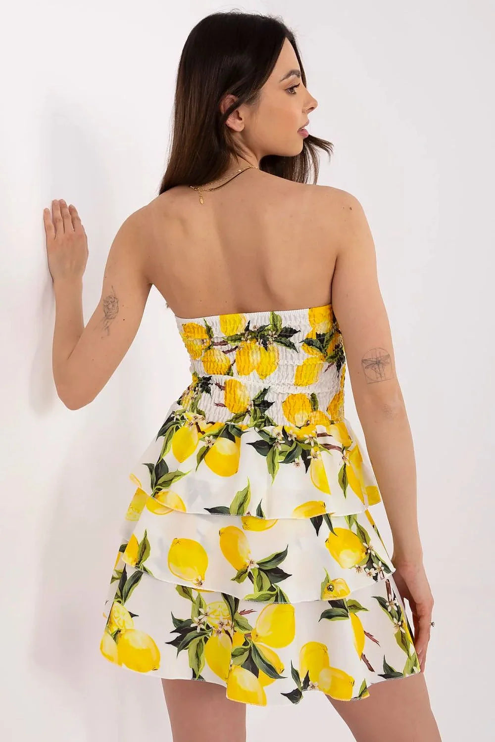 Robe d'été sans bretelles imprimée citron jaune vif feuilles vertes fond blanc jupe évasée multivolants taille ajustable smocké femme