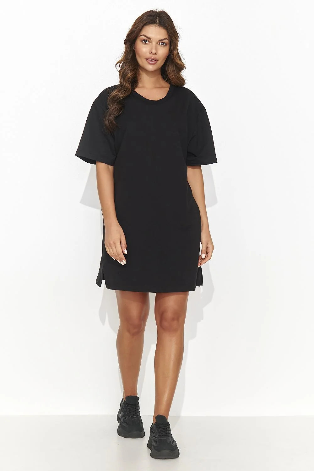 Robe de jour élégante pour femme en coton noir coupe droite manches courtes fente latérale moderne