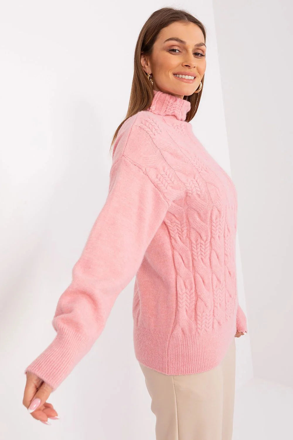pull tricoté col roulé rose pâle femme manches longues maille torsadée épaisse douce coupe ample ourlet hanches bords côtes élégant