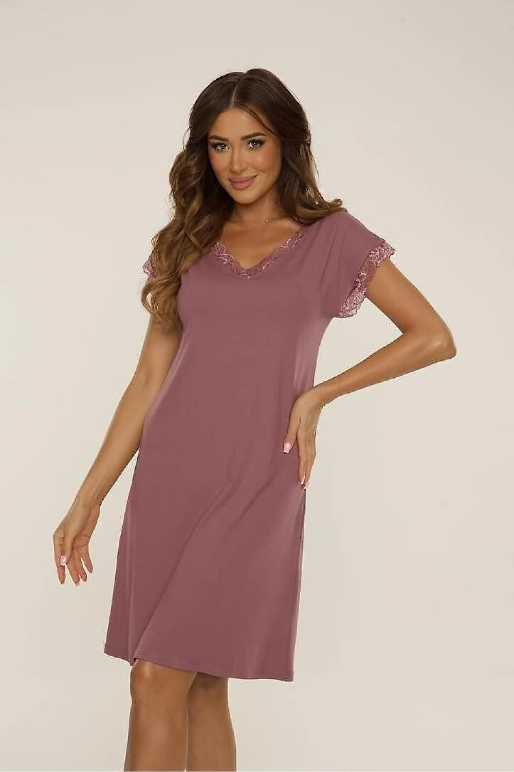 chemise nuit femme sensuelle dentelle rose clair manches courtes coupe droite genou décolleté douce respirante fluide stretch élégante raffinée
