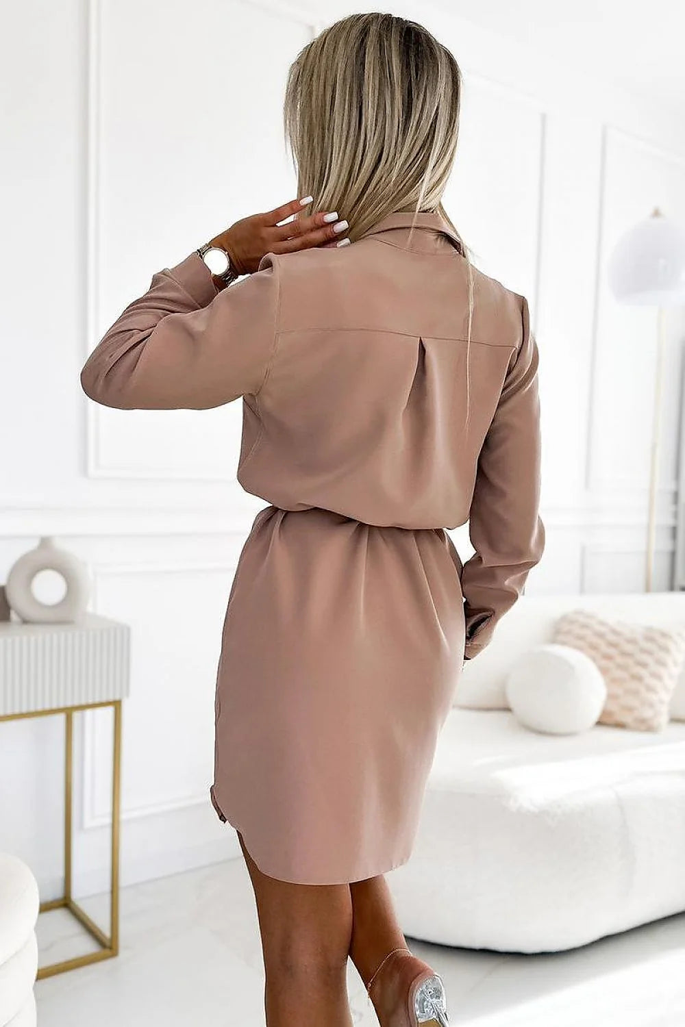 robe chemisier Numoco beige rosé satin fluide manches longues col structuré boutons discrets poches poitrine ceinture nouée taille ajustable