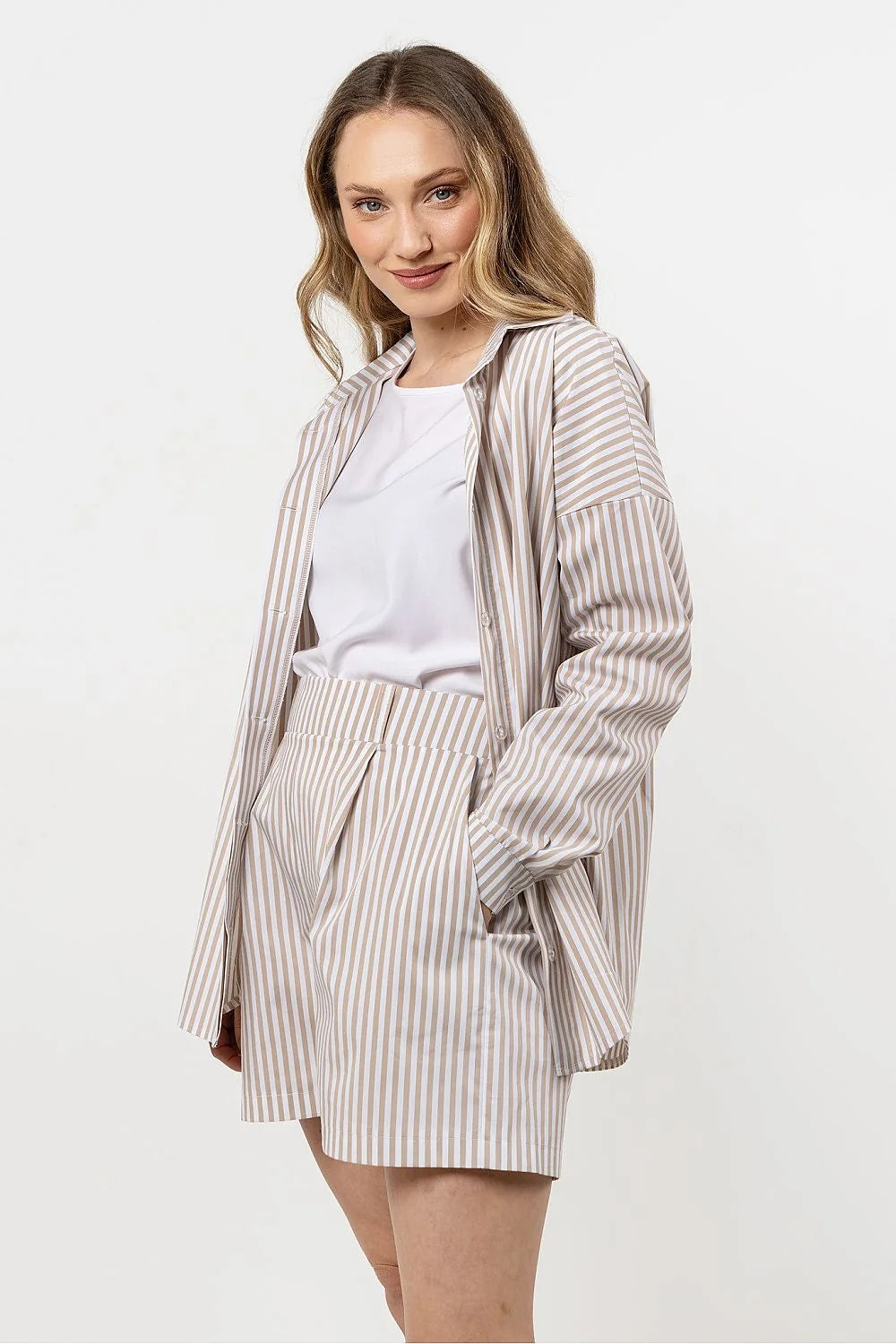 Chemise manche longue à rayures blanches et beiges, short taille haute, ensemble été femme, look élégant et décontracté