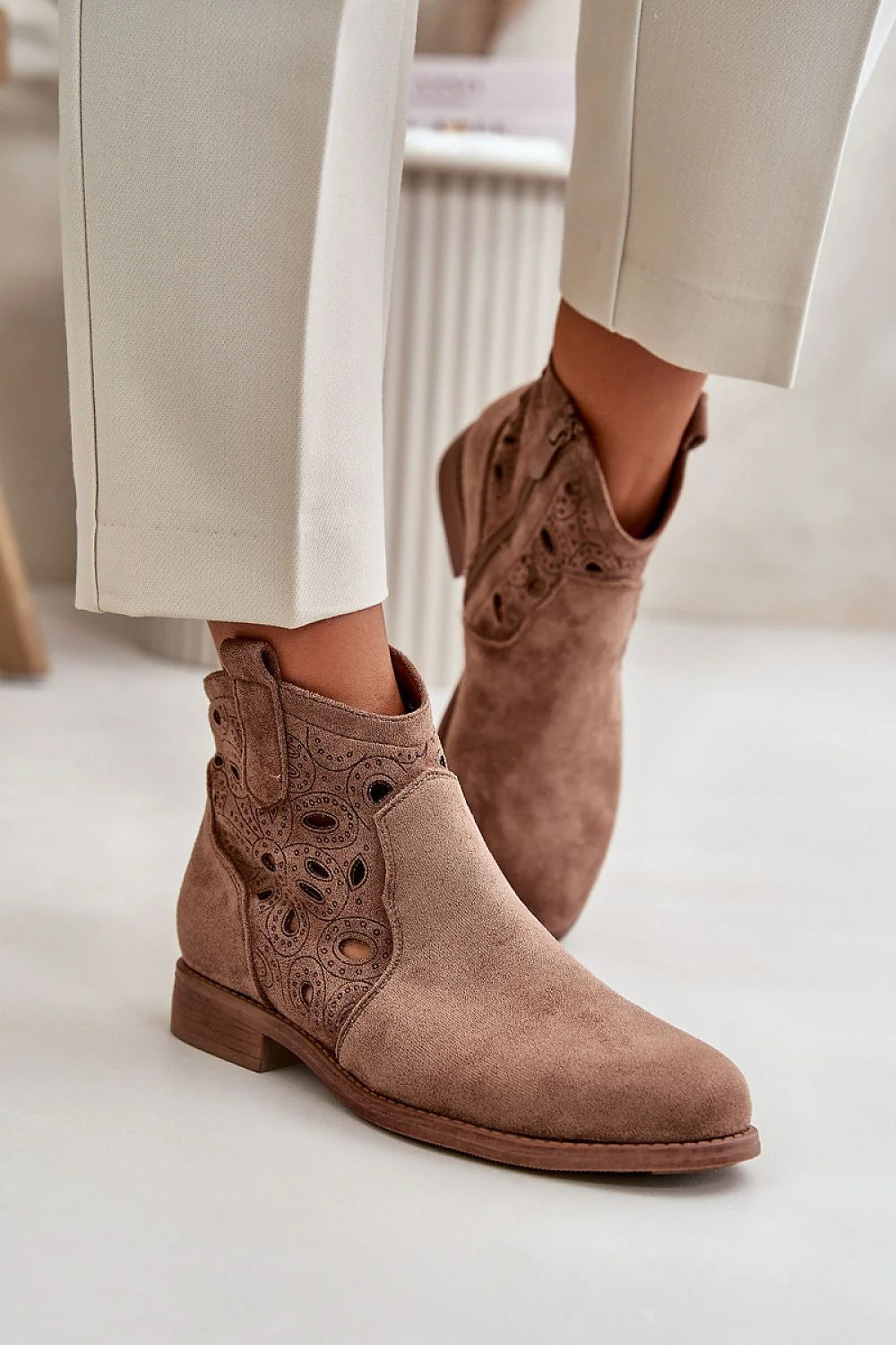 Bottines femelles suédine écologique design laser découpé talon plat fermeture éclair style sophistiqué couleur brun taupe hauteur cheville