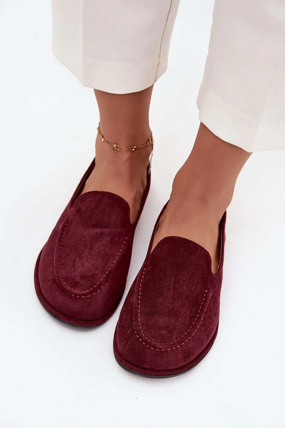mocassins femme suédine écologique bordeaux profond bout arrondi surpiqûres décoratives silhouette slipon plat semelle fine caoutchouc velours doux confortable