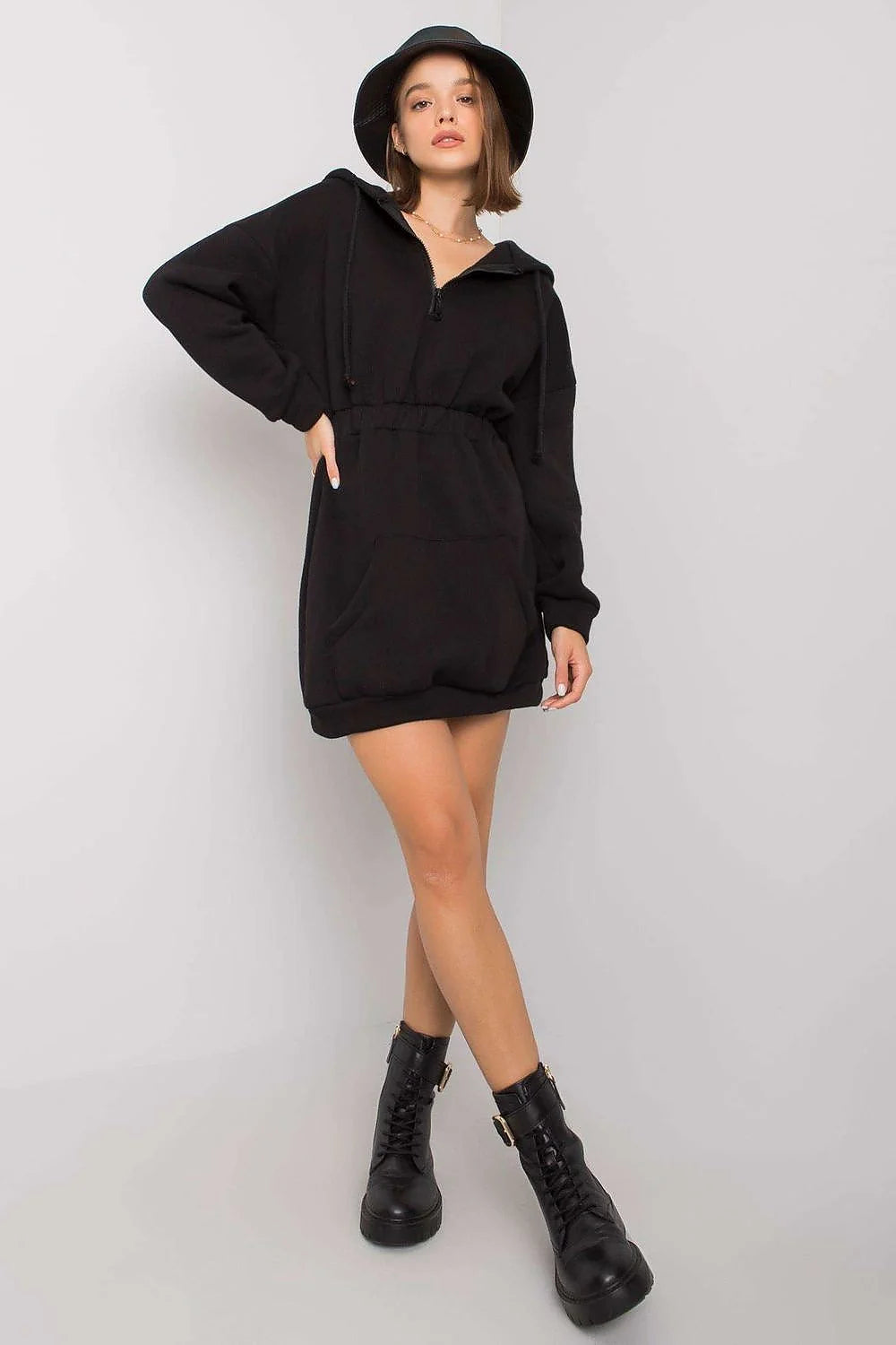 Robe sweat à capuche en coton noir décontractée chic moderne pour femmes look urbain élégant