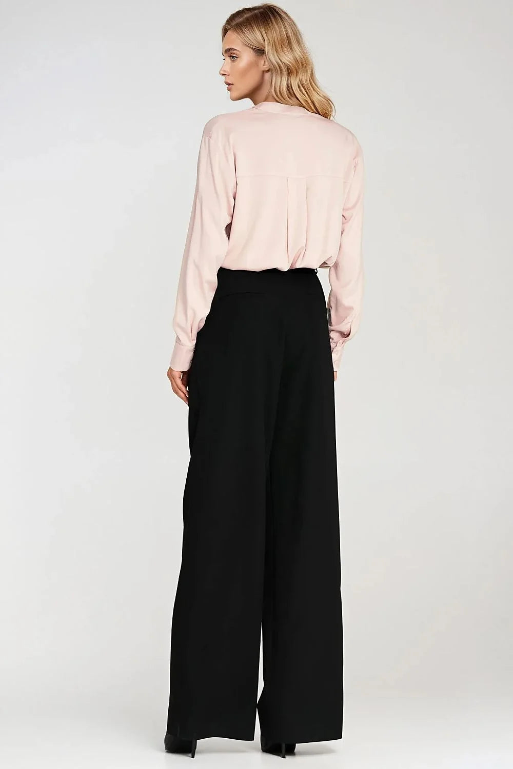 chemisier femme oversize viscose légère satiné rose pâle col mao montant manches longues poignets boutonnés patte boutonnage partielle minimaliste élégant