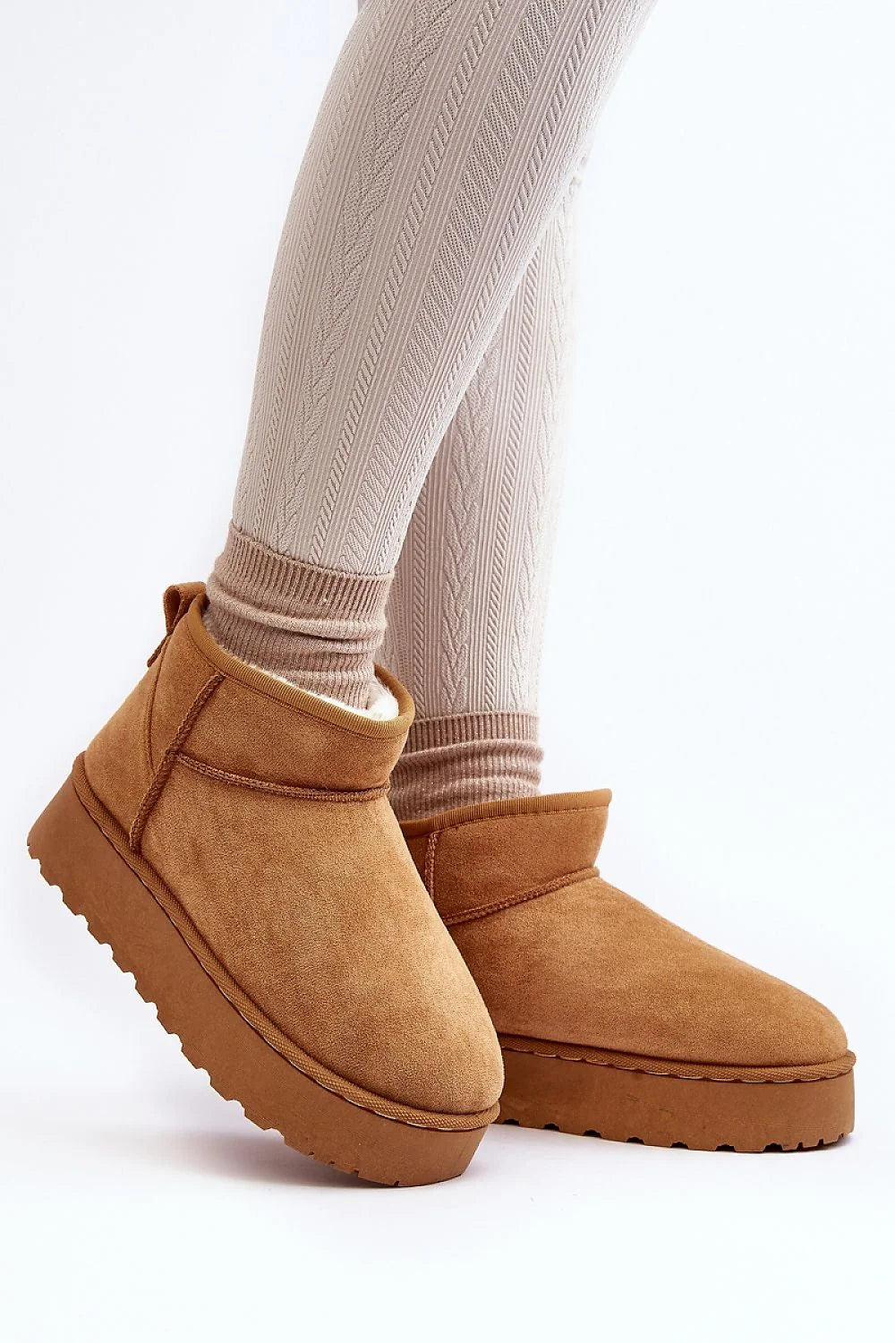 bottines cheville suède camel fourrure synthétique sherpa doublure chaude plateforme caoutchouc crantée antidérapante slipon tirant arrière coutures apparentes cosy élégantes