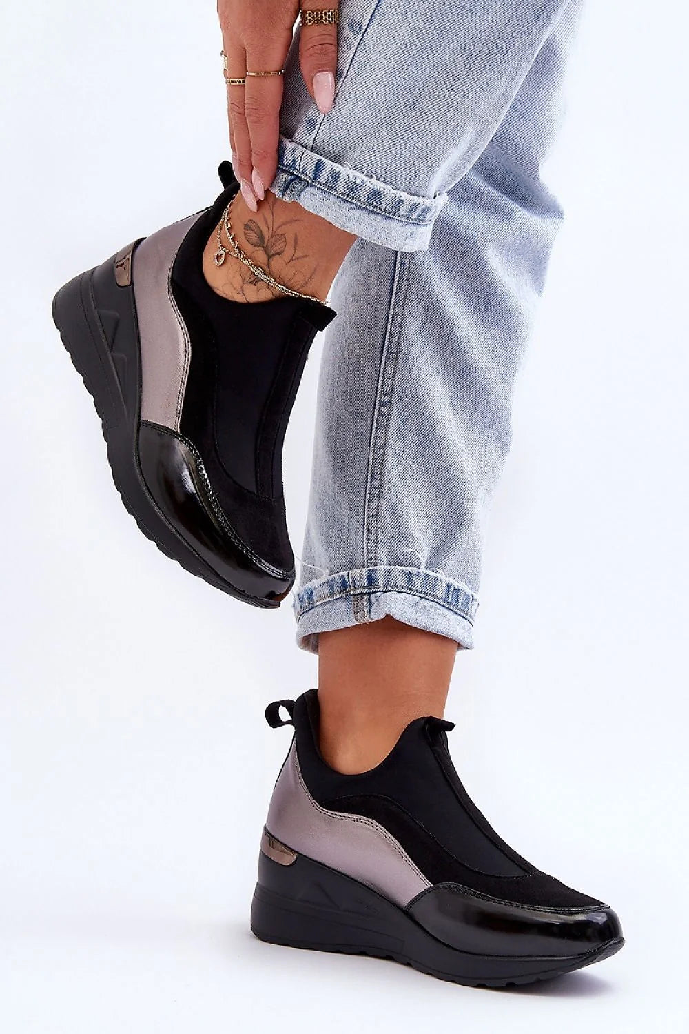 Chaussures de sport pour femmes style slip-on moderne matière néoprène cuir synthétique semelle épaisse noir et gris confortable