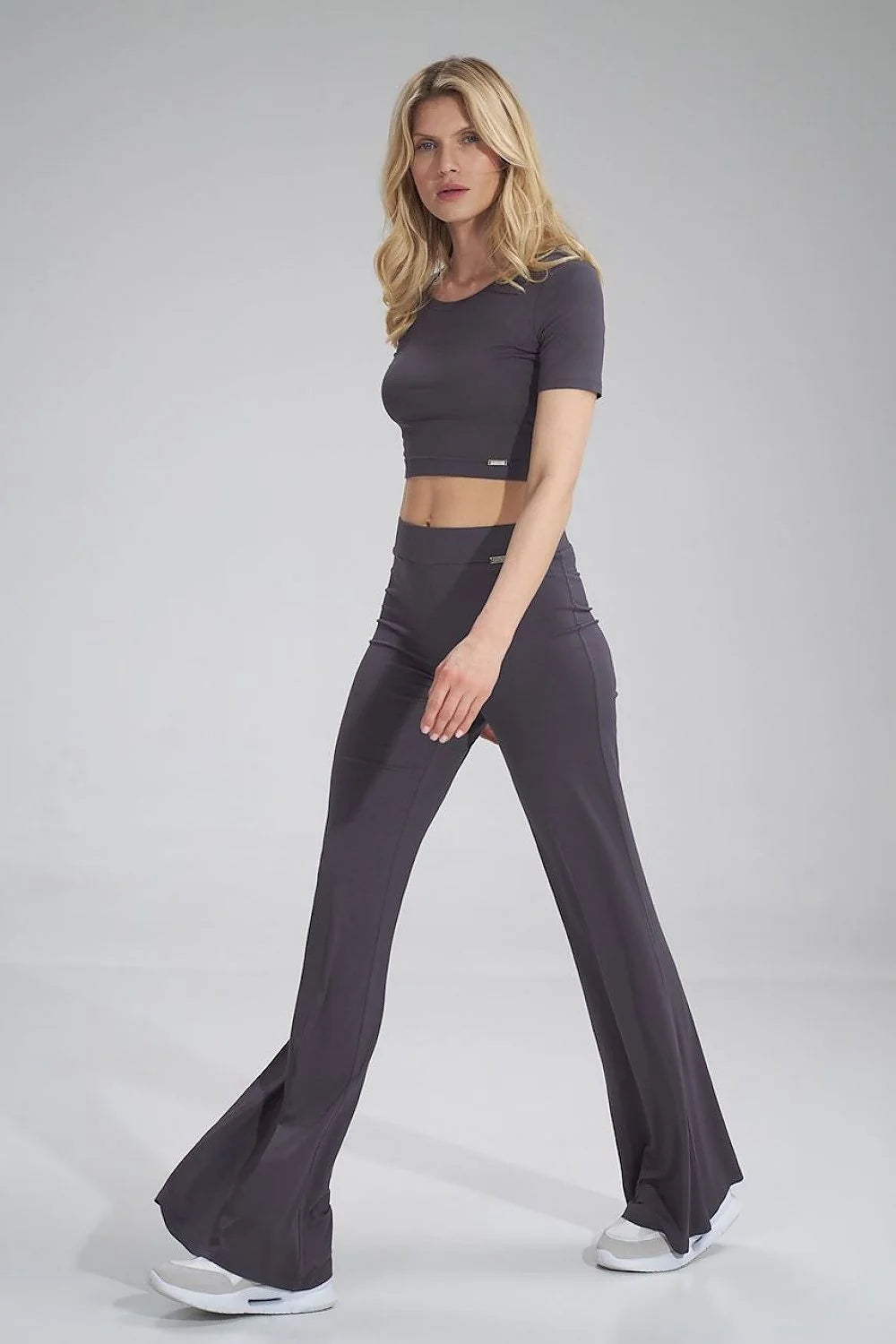 Ensemble crop top coton ajusté décontracté gris pour femme confort style sportif chic minimaliste