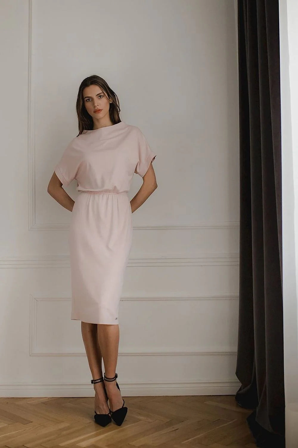 Robe élégante en coton rose pâle manches courtes col drapé taille élastique pour femmes