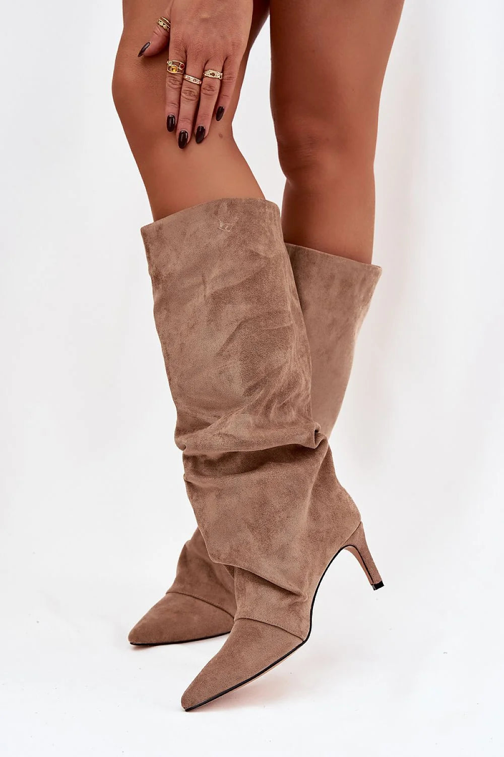 bottes genou suédine taupe bout pointu talon aiguille moyen silhouette effilée tige plissée slouchy doublure peluche chaude élégantes féminines