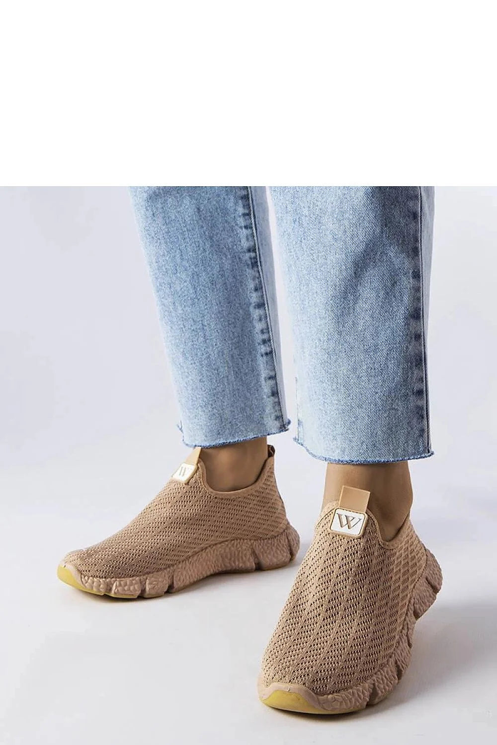 Chaussures de sport pour femmes design moderne beige confortable maille respirante semelle épaisse sans lacets mode été
