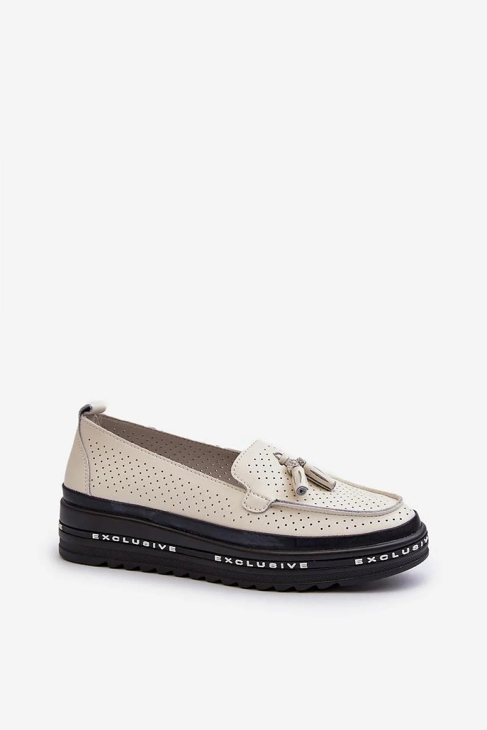 mocassins femmes cuir synthétique perforés beige crème pompons bout rond surpiqûres semelle plateforme noire crantée exclusive confort urbain quotidien sophistiqué