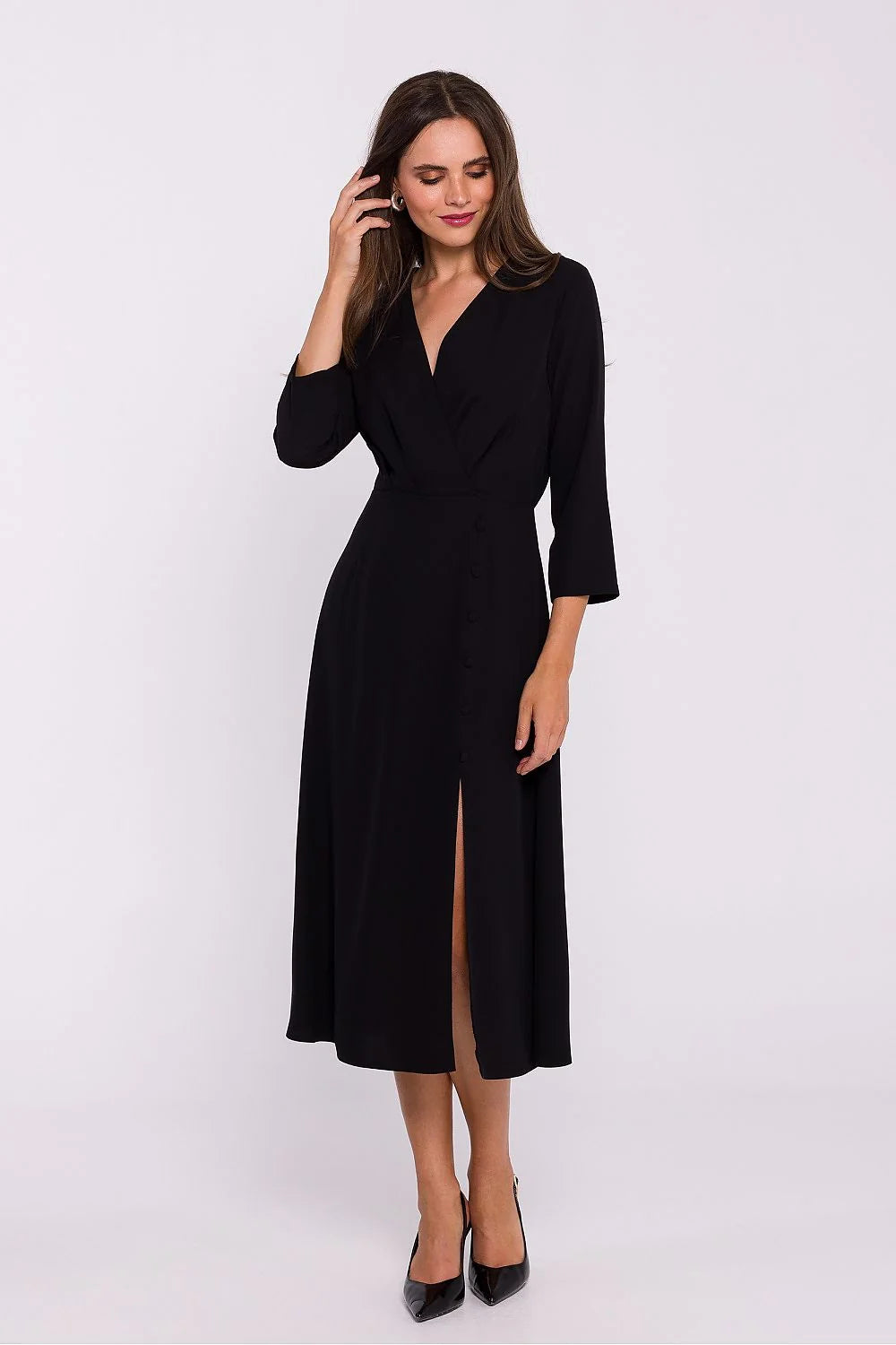 robe élégante longue noire manches troisquarts tissu fluide finitions raffinées encolure V croisée fente frontale taille cintrée crêpe