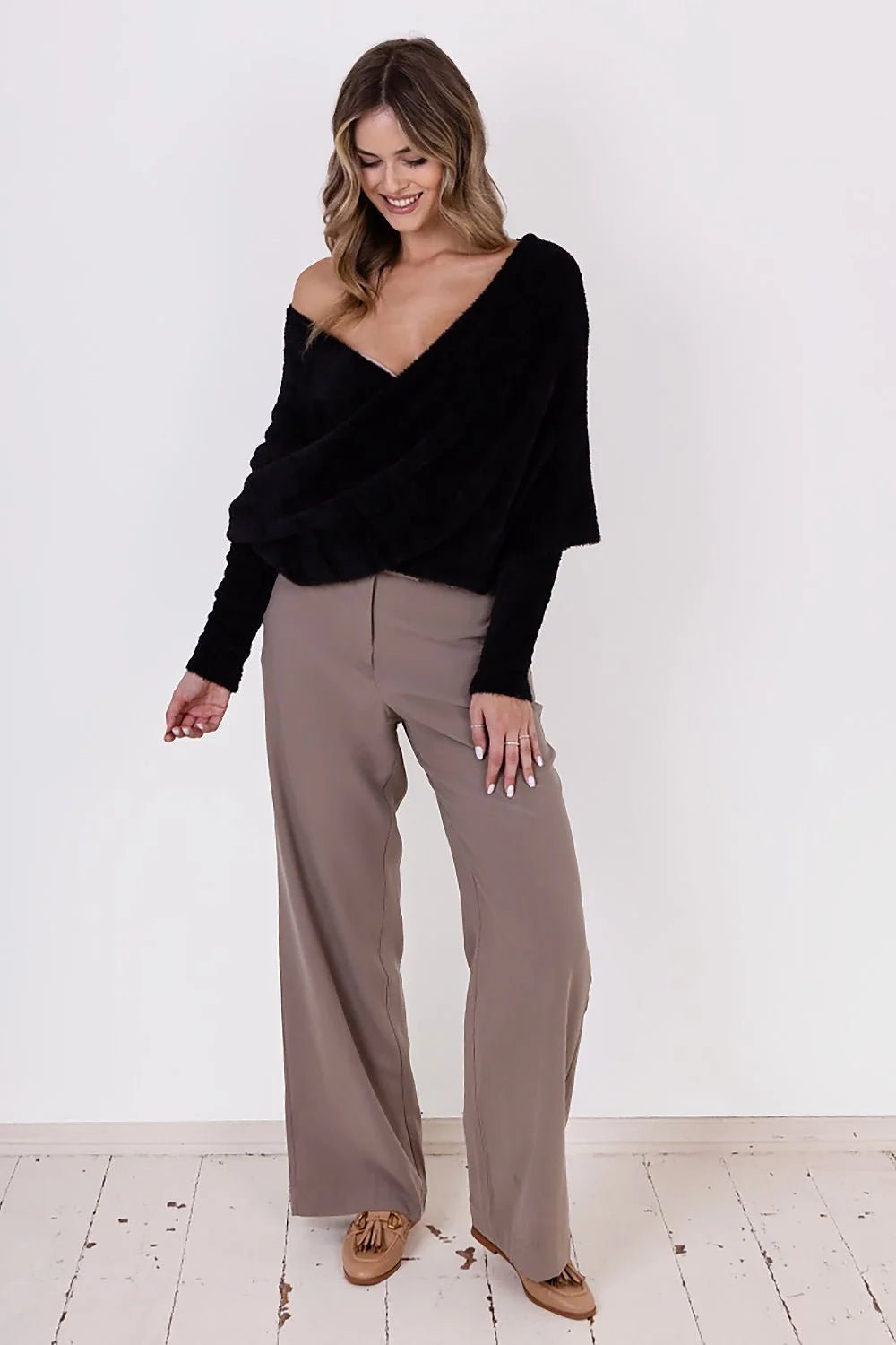 pull femme chic brossé doux encolureV profond manches longues amples oversize noir pelucheux coupe croisée cachecoeur épaules dégagées tombé loose