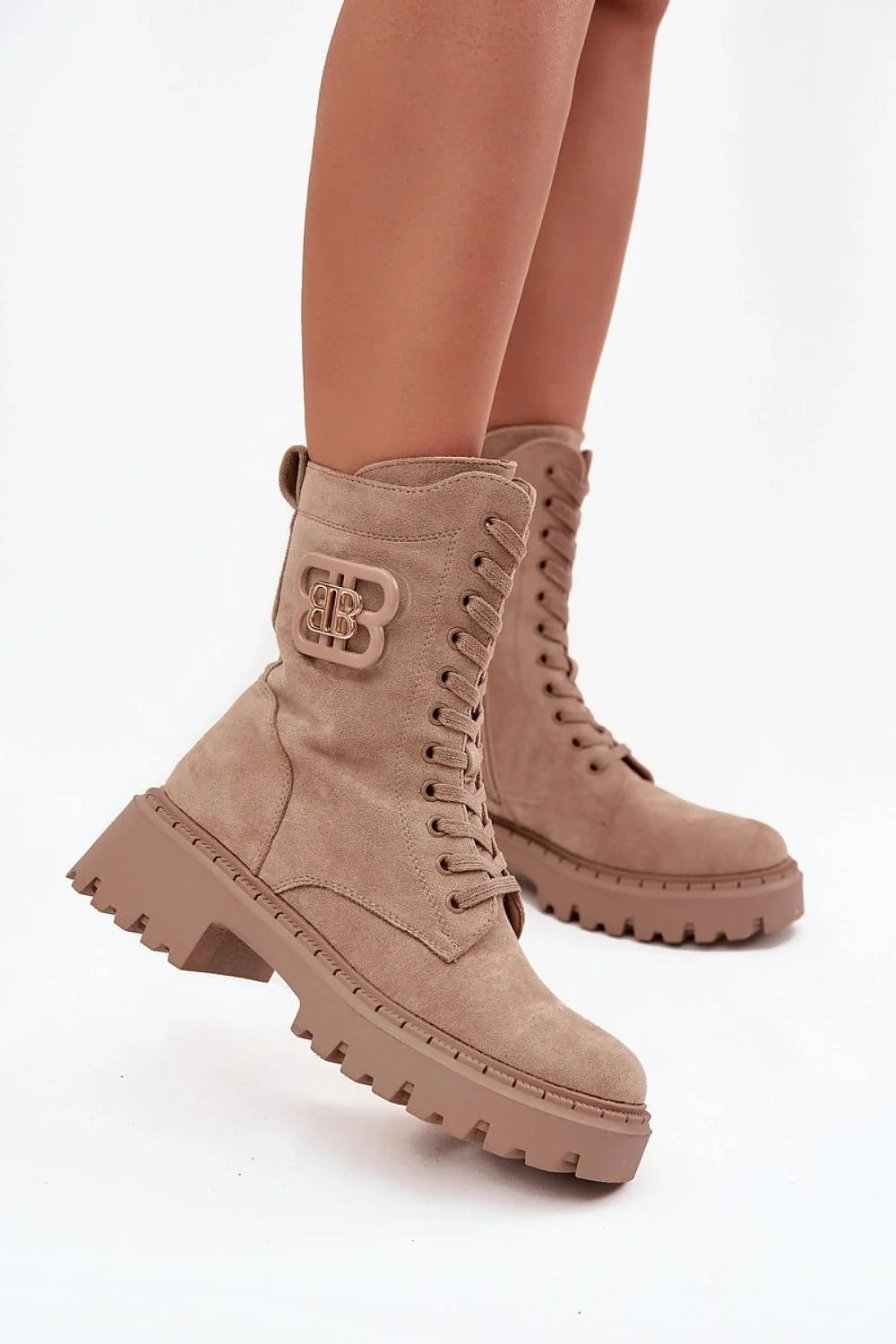 bottines femme montantes style worker urbain suédine taupe nude lacets fermeture éclair plateforme crantée antidérapante semelle talon bloc doublure douce