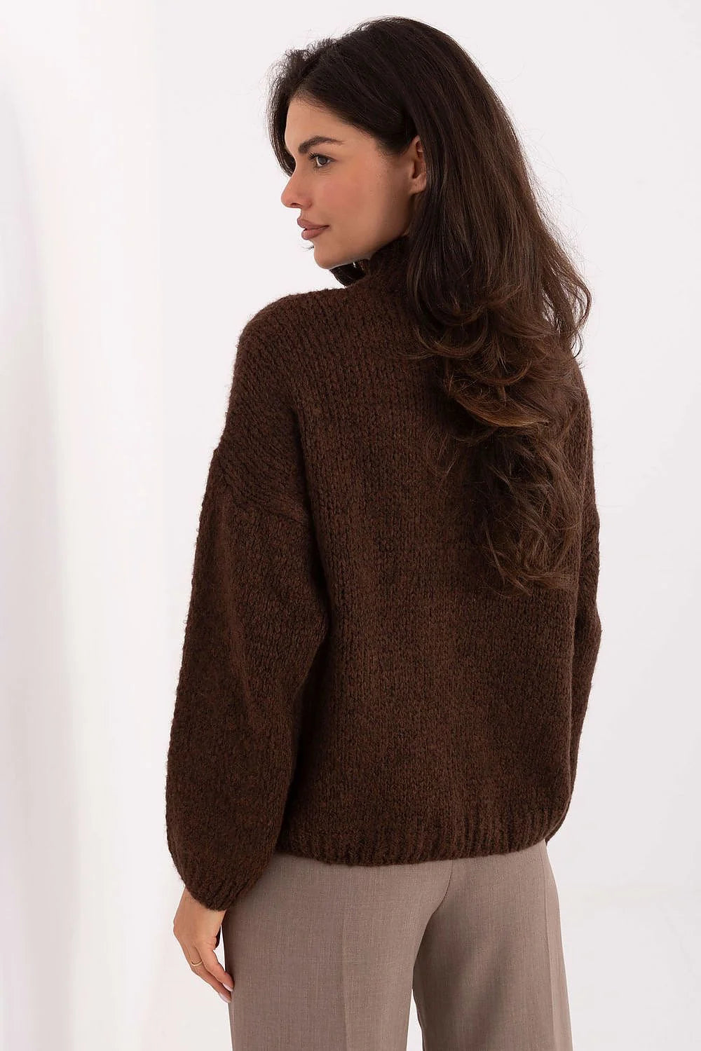 cardigan femme maille bouclée marron chocolat col montant boutons dorés martelés manches longues poches plaquées coupe droite texturé