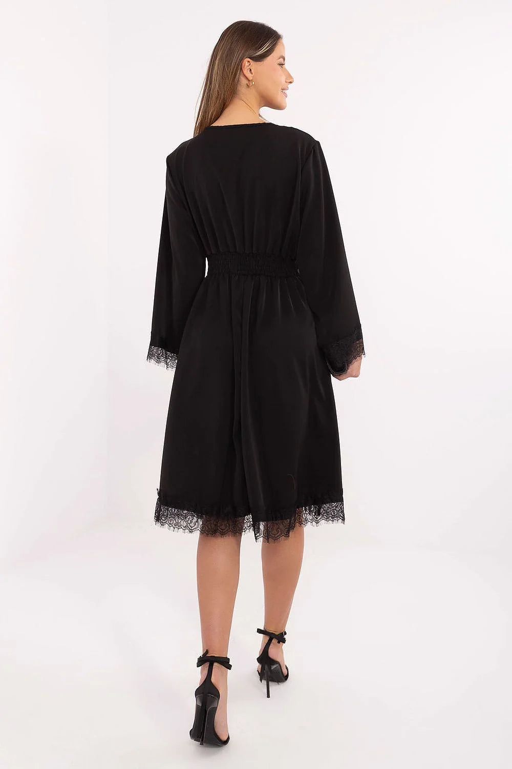 robe midi noire évasée cintrée taille marquée encolure V manches longues dentelle poignets ourlet tissu fluide soyeuse confortable élégante