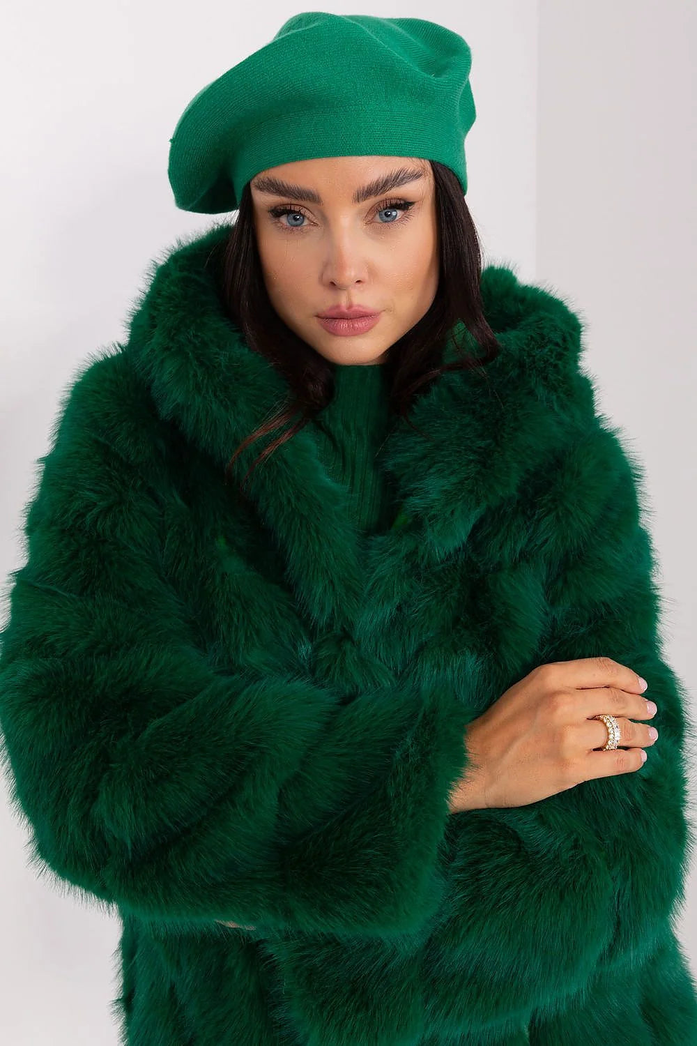 manteau fausse fourrure vert émeraude court coupe ample manches larges col enveloppant texture dense pelucheuse chaude luxueuse