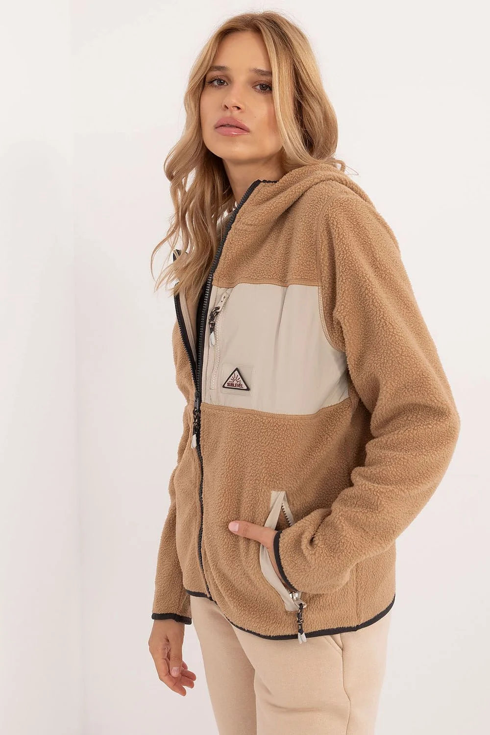 Blouson femme style décontracté polaire beige camel texture moumoute capuche poche zippée fermeture éclair