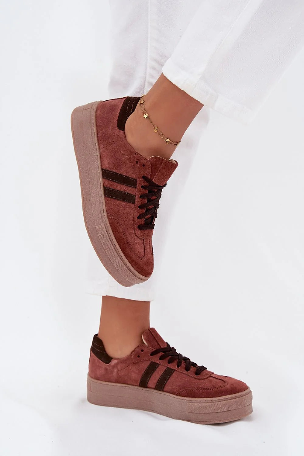 baskets femme suède velours terracotta plateforme épaisse légères bout arrondi lacets noirs bandes contrastées marron foncées rétro polyvalentes