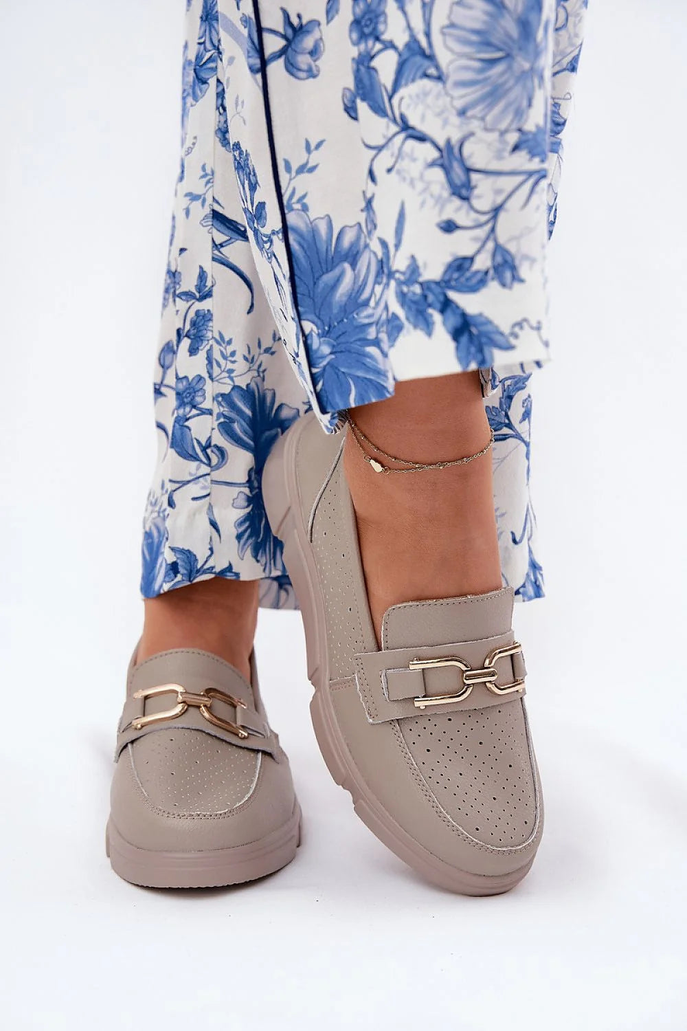 Mocassins pour femme en cuir naturel élégants talon compensé confortable style moderne bijoux dorés