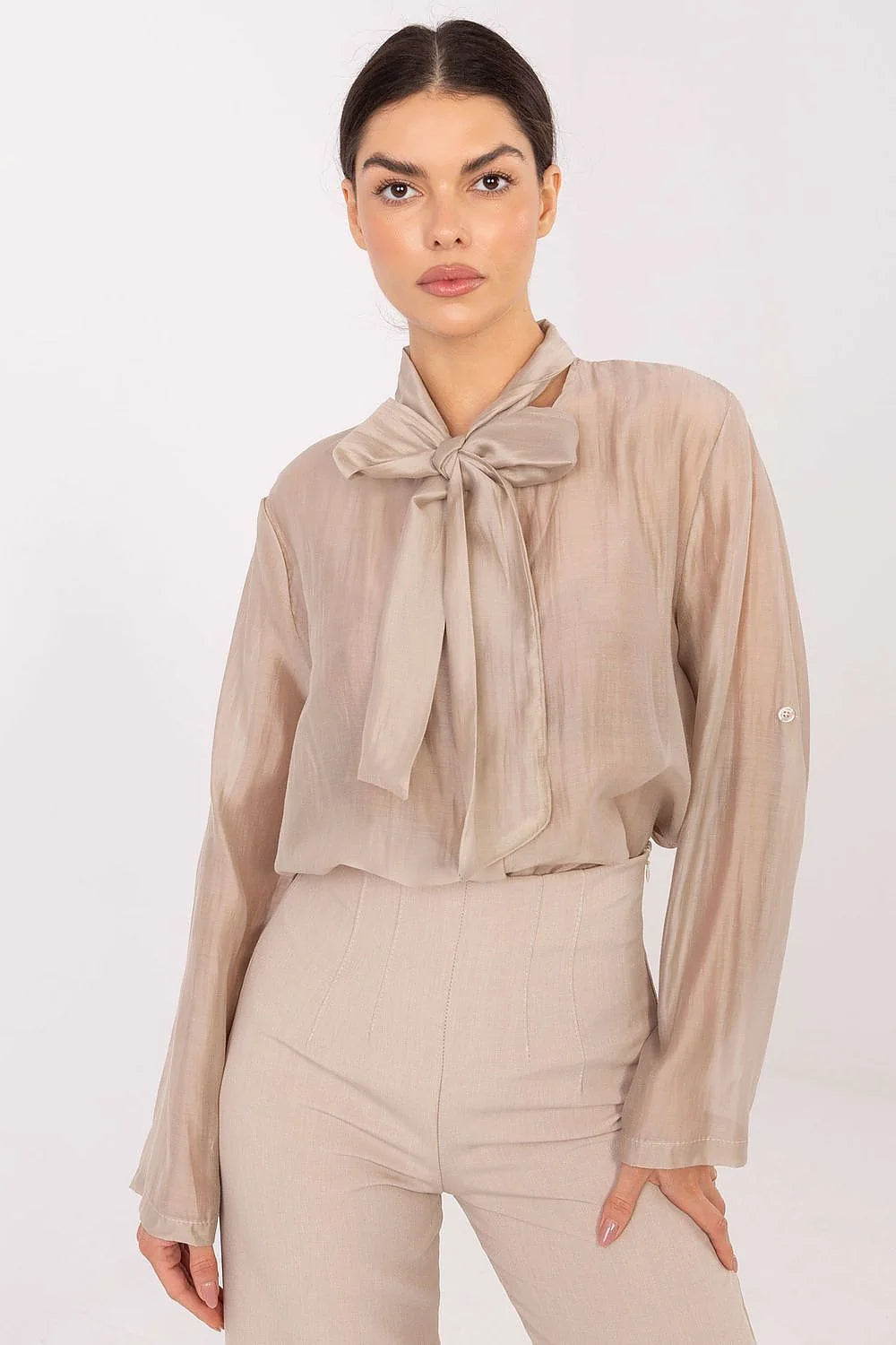 chemise femme manches longues retroussables col lavallière nœud tencel polyester soyeuse voile satinée beige taupe coupe fluide drapée boutonnage classique