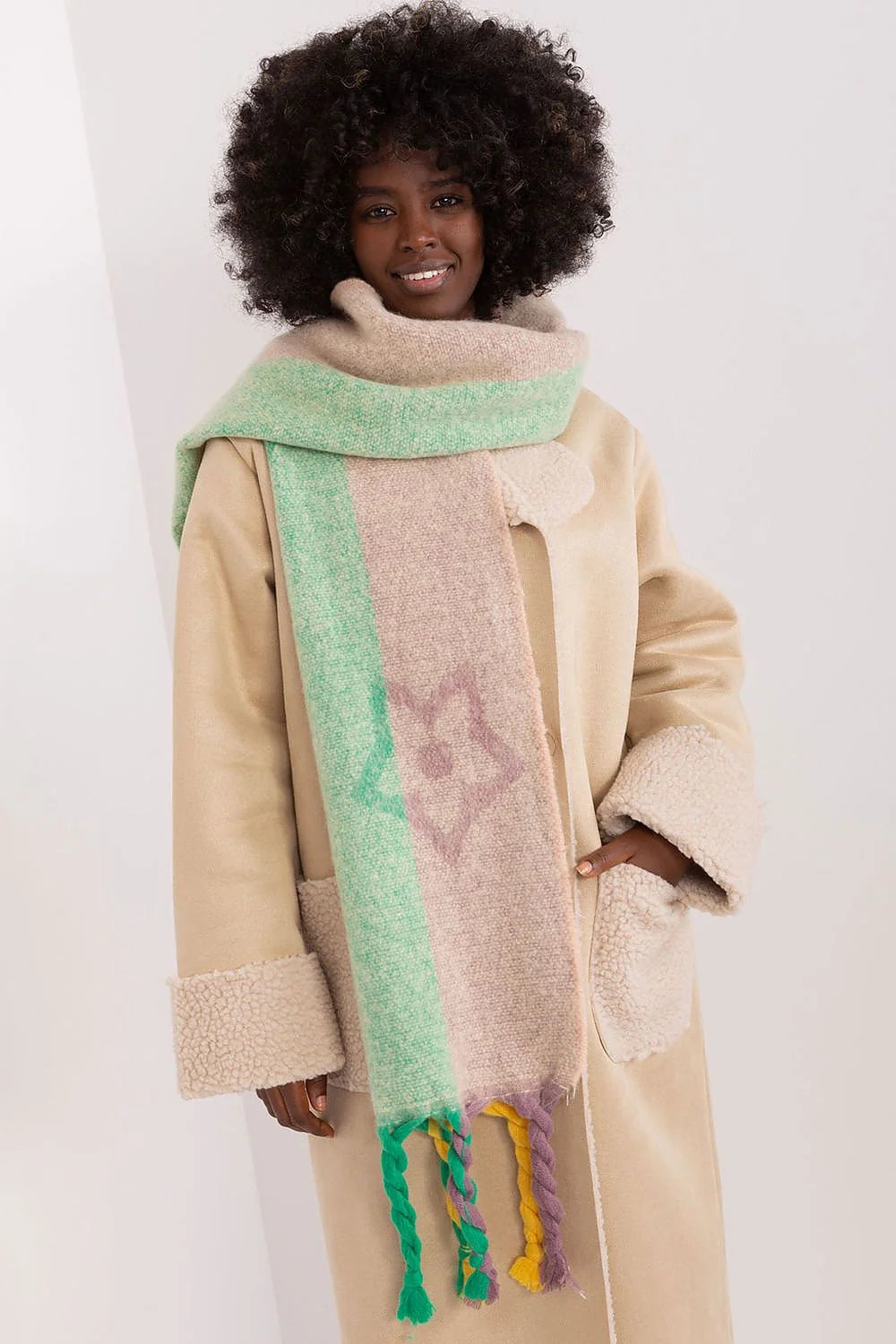 Écharpe et manteau assortis pour femme, design pastel, motifs floraux, franges colorées, matière douce, style élégant, automne-hiver, polyester, fourrure synthétique, accessoire tendance, longueur généreuse, confort optimal, coupe moderne