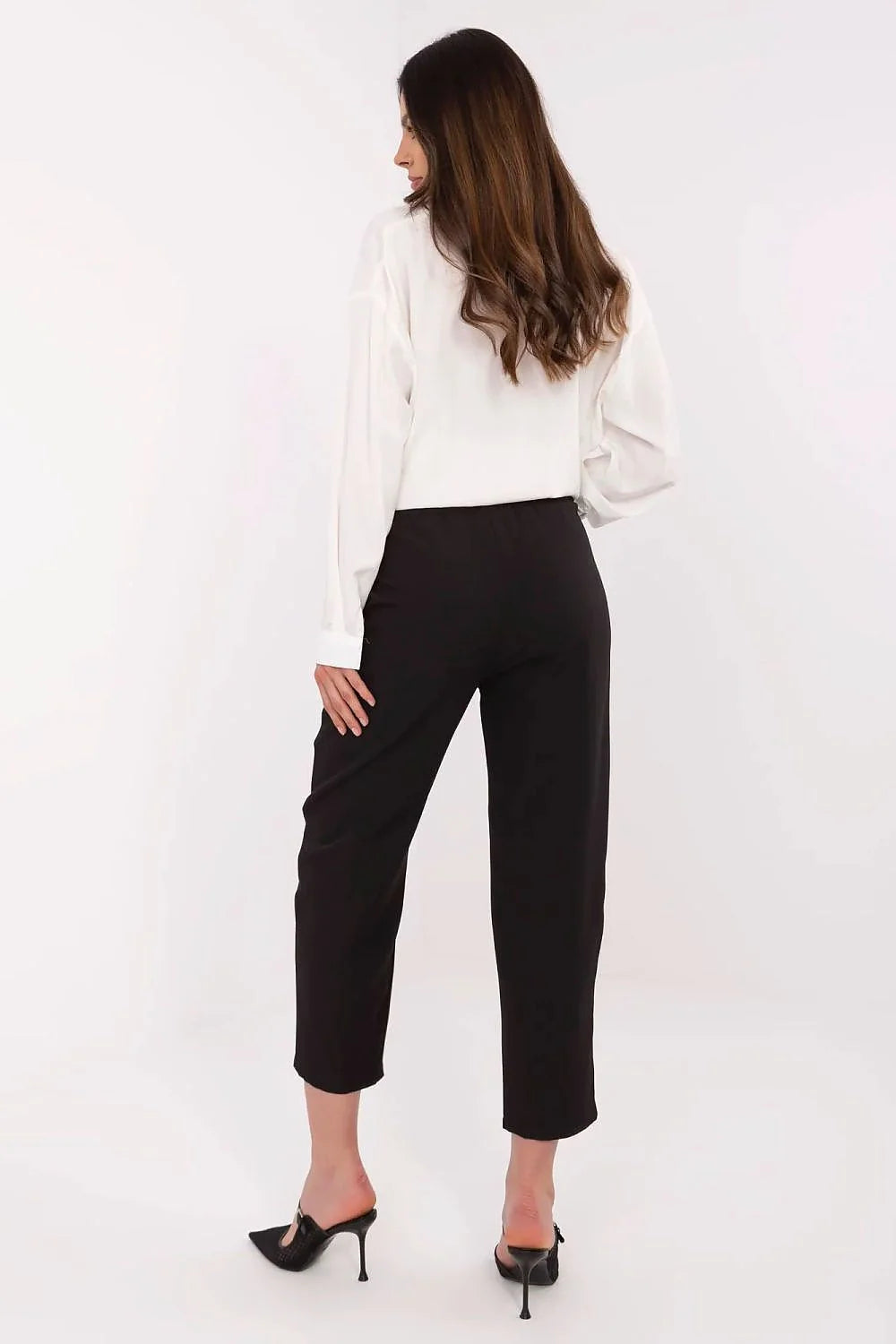 tenue femme élégante chemisier col V manches longues blanc pur fluide pantalon cigarette taille haute noir fuselé cheville escarpins pointu