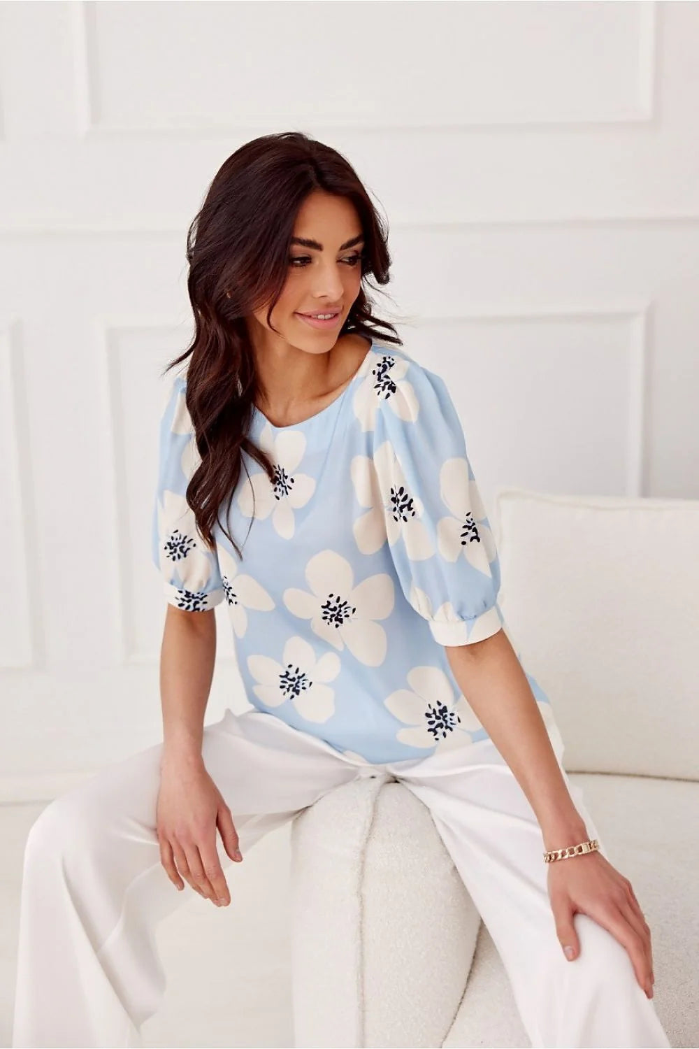 blouse chemisier Jenna manches bouffantes troisquarts coupe droite encolure ronde fluide léger bleu pastel imprimé grandes fleurs blanches cœur noir