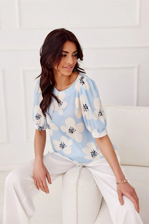blouse chemisier Jenna manches bouffantes troisquarts coupe droite encolure ronde fluide léger bleu pastel imprimé grandes fleurs blanches cœur noir