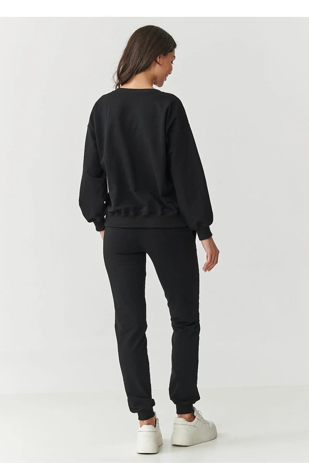 ensemble femme sweatshirt jogger molleton noir confortable épaules tombantes logo brodé taille élastique poches latérales chevilles resserrées minimaliste quotidien
