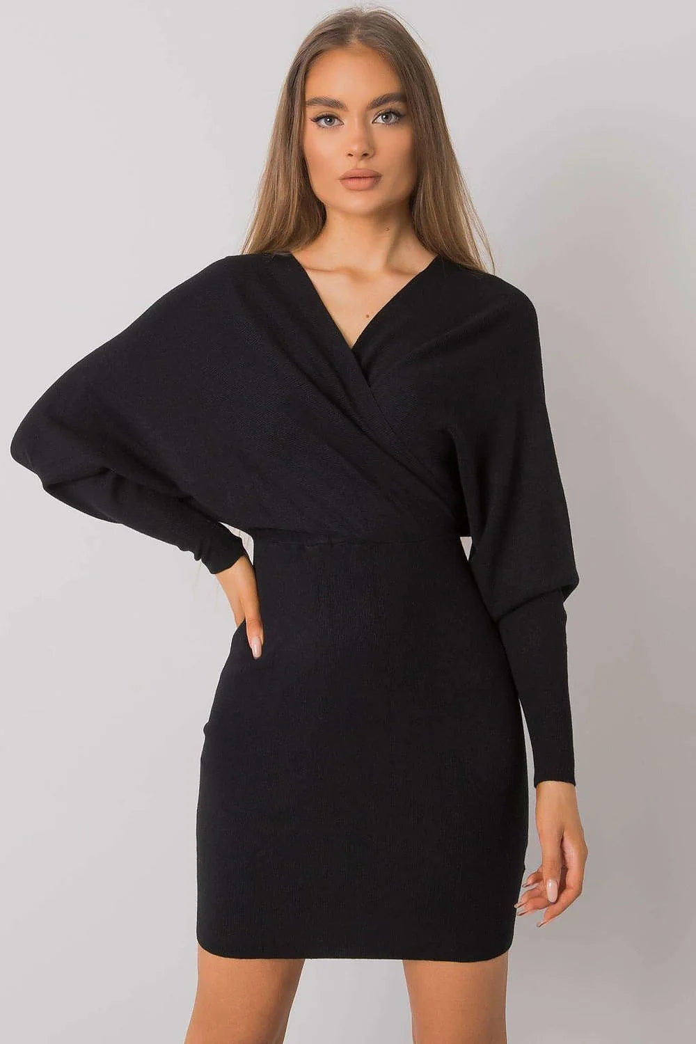 Robe tricot noir élégante manches longues ajustée silhouette féminine confort style quotidien femme