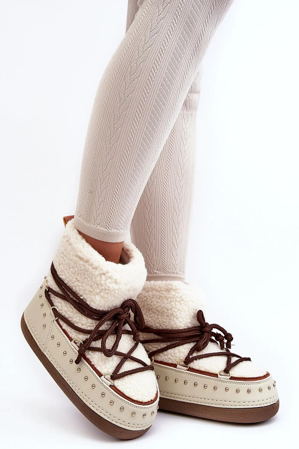 Bottes de neige pour femmes en fourrure synthétique et cuir écolo, style élégant et moderne, semelle massive, isolation intérieure, lacets épais, finitions métalliques dorées, parfait pour l'hiver quotidien