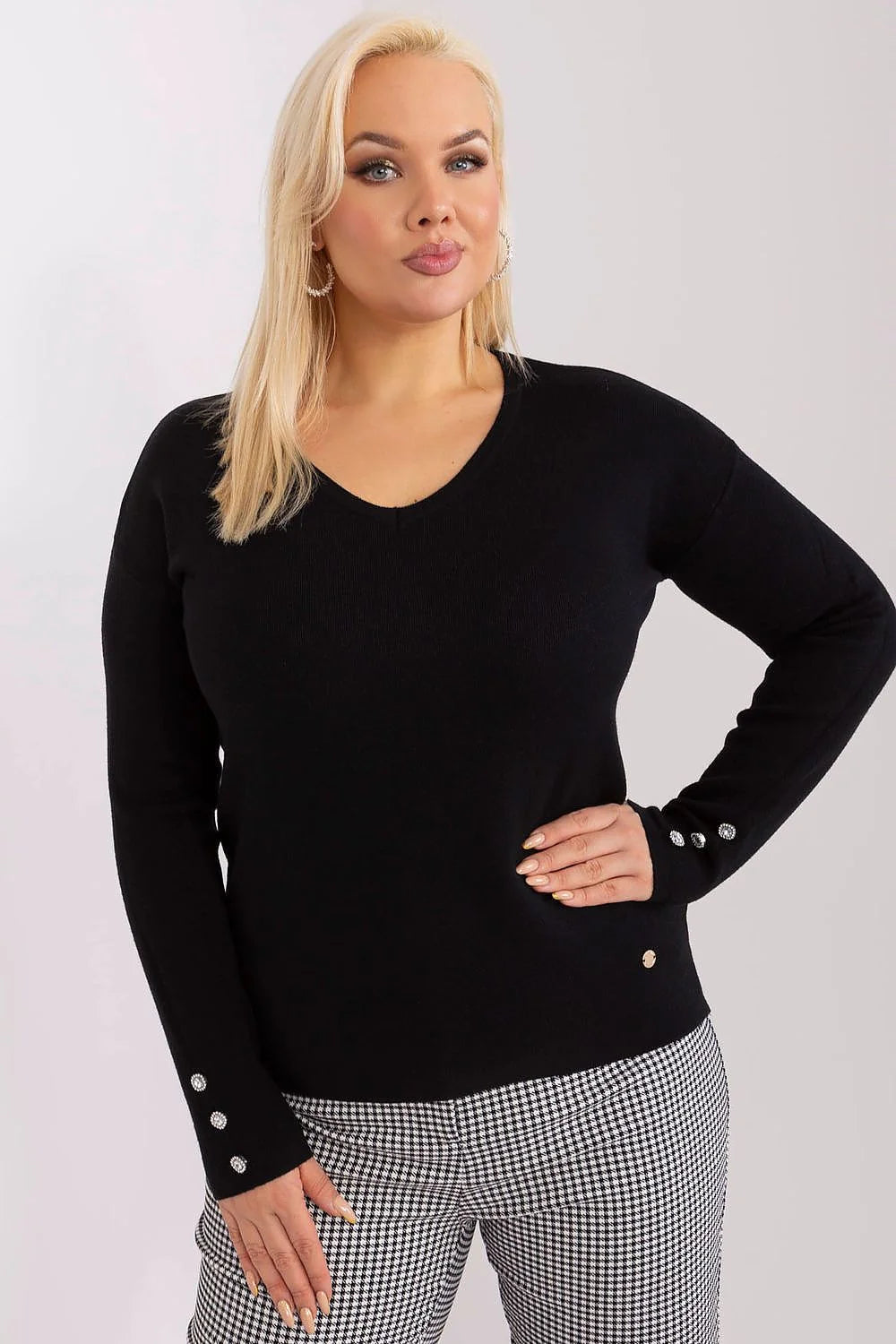 Pull plus size élégant col V manches longues boutons métalliques noir profond matière tricotée femmes