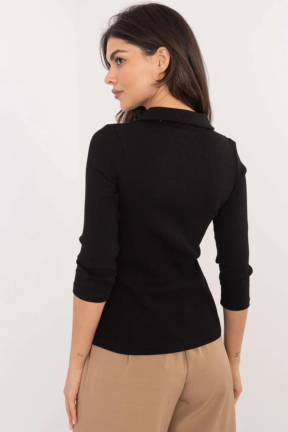 chemisier noir maille côtelée coton élasthanne manches trois quarts col classique patte boutonnage boutons dorés badge métallique poitrine coupe ajustée