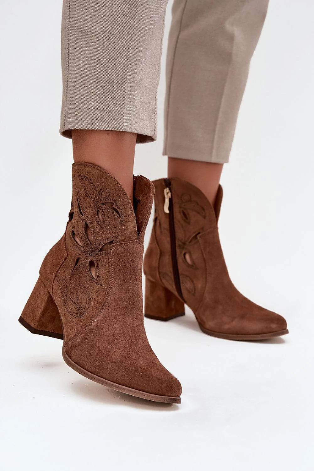 bottines femme daim marron suédé broderies florales découpes ajourées talon poteau moyen stable pointues fermeture éclair latérale dorée semelle confortable