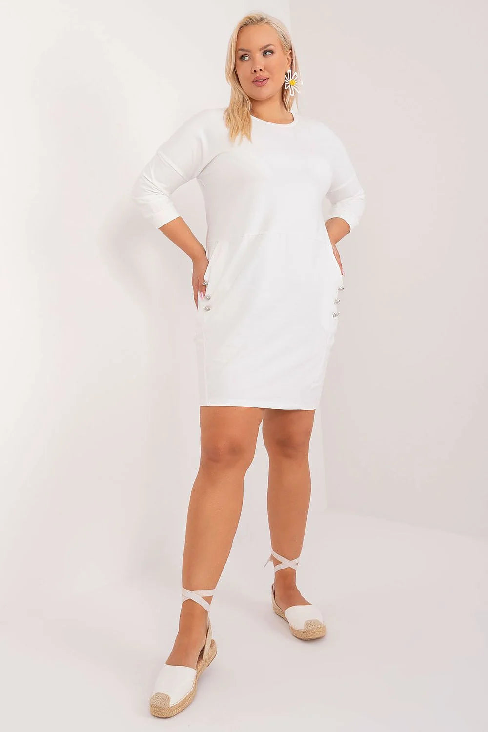 Robe taille grande élégance confort coupe droite manches longues encolure ronde matériau coton blanc poches latérales