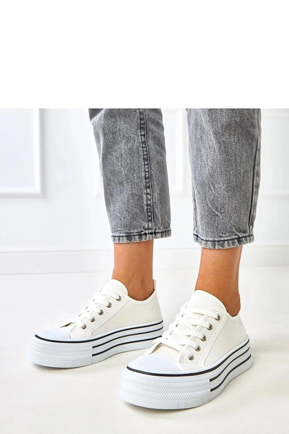 baskets plateforme lacées femme toile blanche basses renforcé caoutchouc œillets métalliques semelle épaisse antidérapante bandes noires rétro casual urbaine confort