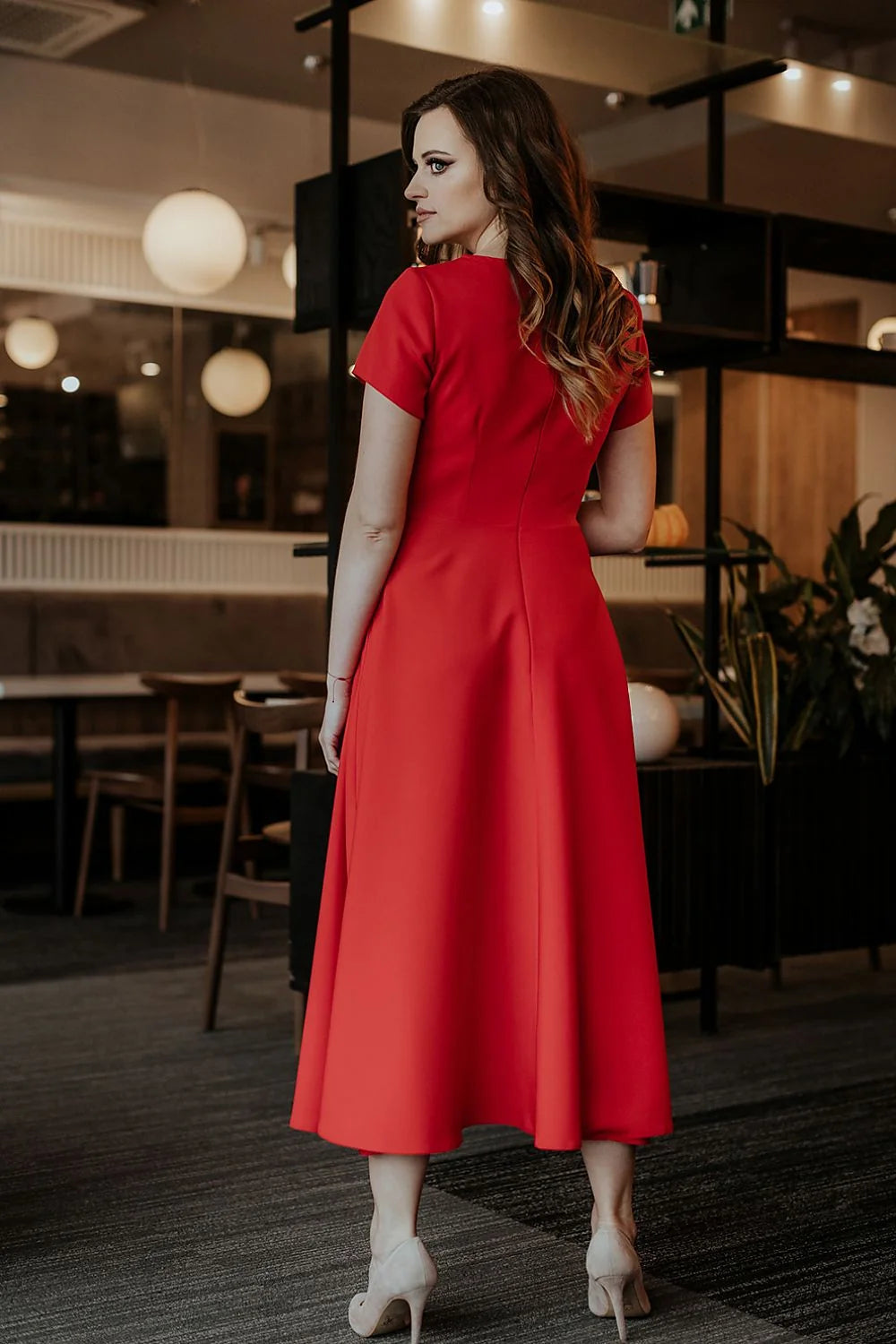 Robe élégante longue manches courtes col rond tissu soyeux couleur bleu pétrole taille ajustable pour femme