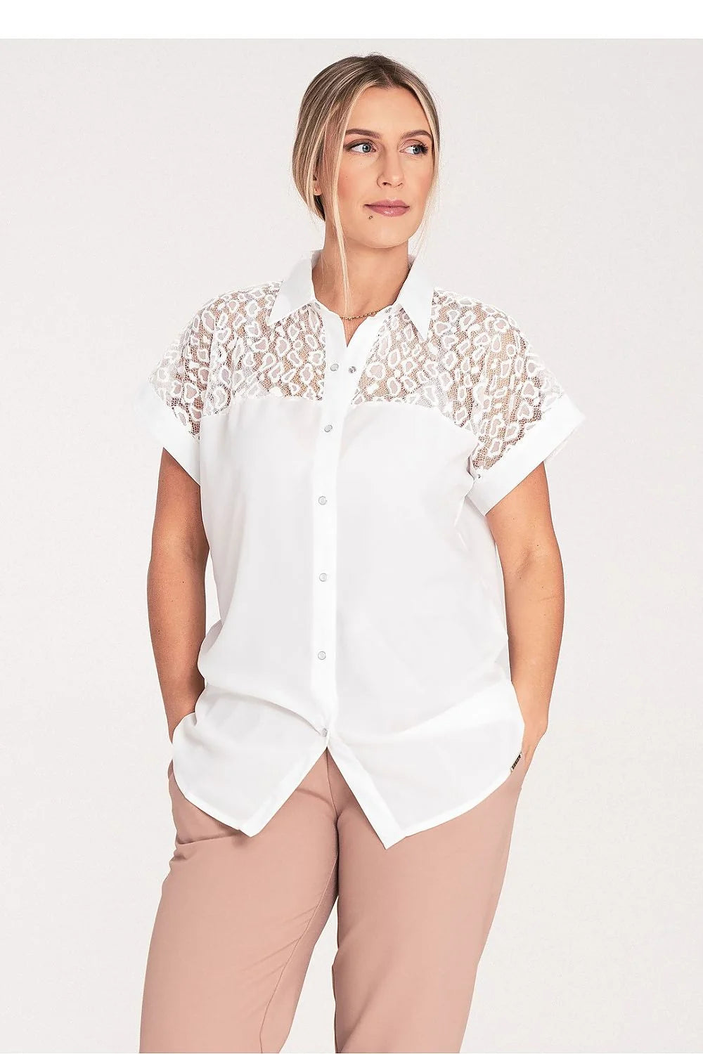 blouse femme élégante moderne dentelle géométrique col classique manches courtes blanche coupe ample fluide boutonnée ajourée chic bureau confortable