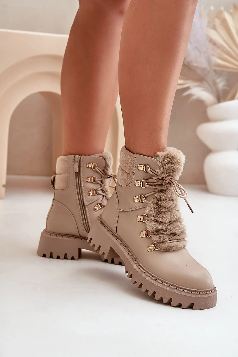 bottines femme montantes similicuir beige taupe lacées zippée fourrure synthétique doublure chaude semelle crantée plateforme talon massif œillets dorés confort