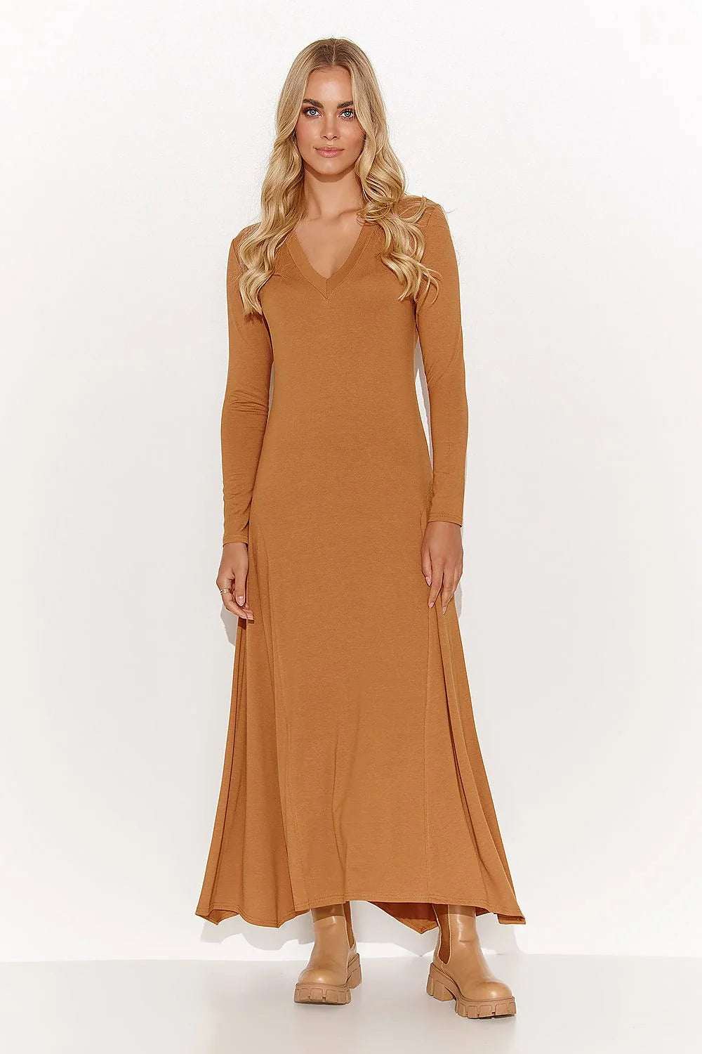 Robe de jour Makadamia en viscose couleur camel manches longues col en V coupe ajustée femme élégante